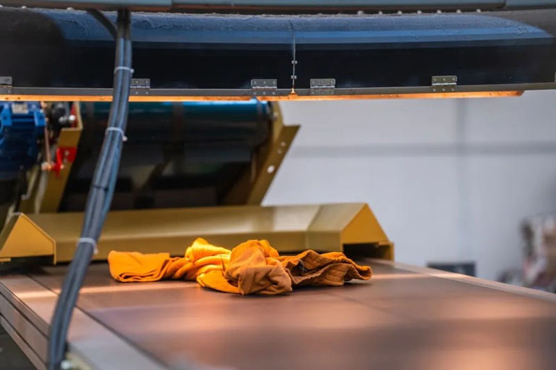 圖 5：PICVISA 機(jī)器由集成NIR高光譜相機(jī)高光譜成像技術(shù)，可確保對(duì)纖維和顏色的無數(shù)組合進(jìn)行準(zhǔn)確分類