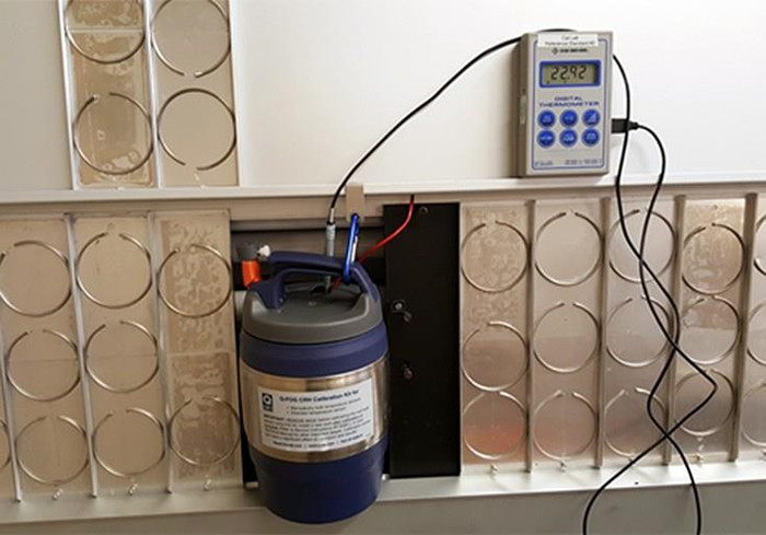  QUV紫外光老化試驗(yàn)箱如何校準(zhǔn)黑板溫度計(jì)？