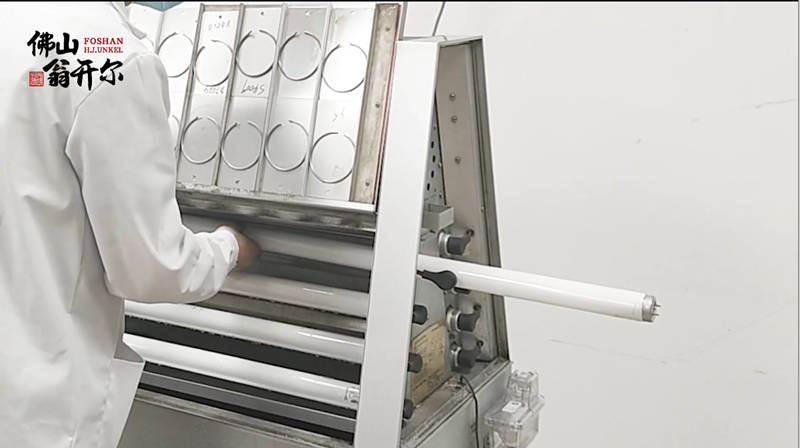 握住燈管，然后小心地將其滑到一端，直到將其從燈泡墊圈中拉出