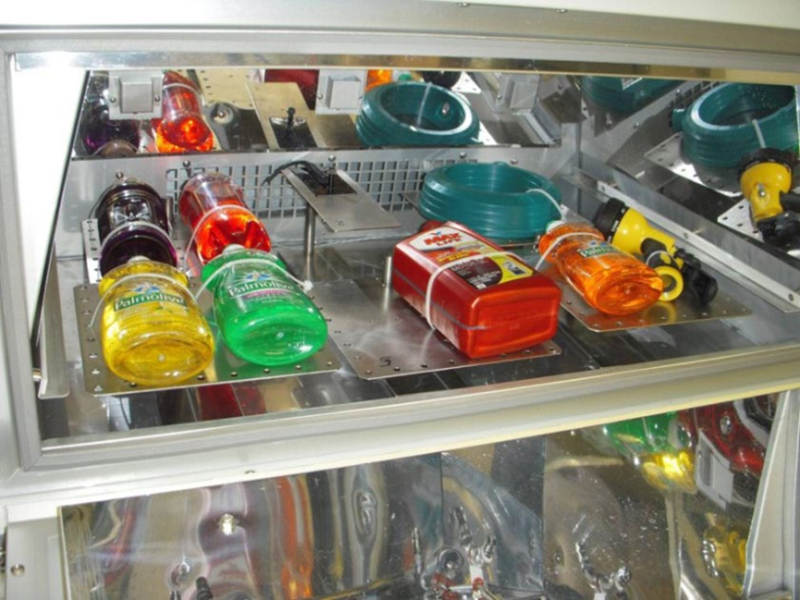 塑料罐在Q-SUN氙燈老化試驗箱中進(jìn)行加速老化測試